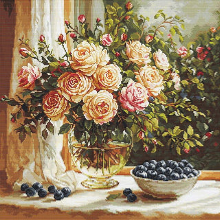 Luca-S B719  Vase avec roses et myrtilles