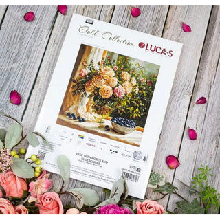 Luca-S B719  Vase avec roses et myrtilles